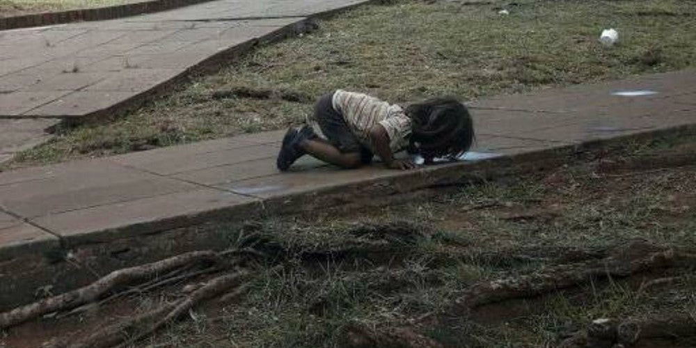 Εικόνα-σοκ: Κοριτσάκι ξεδιψά από λακκούβα με βρώμικο νερό